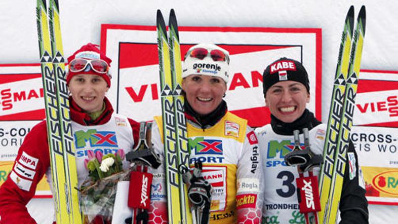 Petra Majdič na zmagovalnem odru v družbi Prochazkove in Kowalczykove.