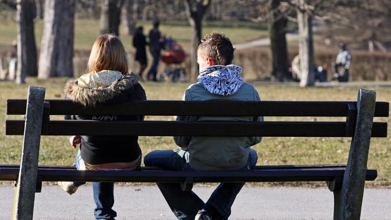 V mestu je trenutno več različnih tipov klopi, od litoželeznih do tistih brez na