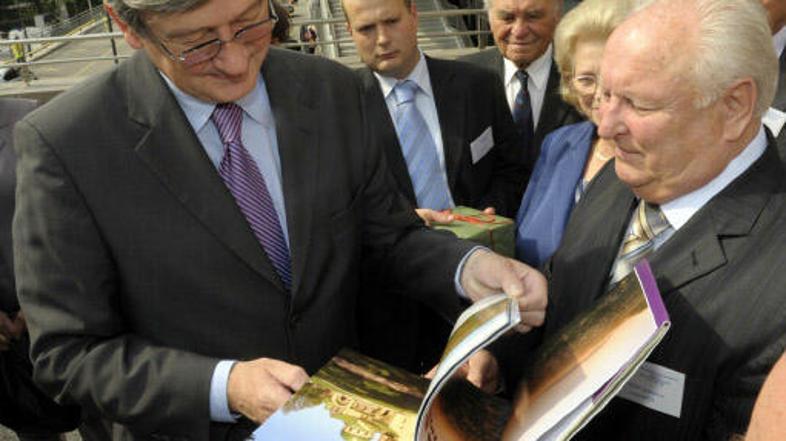 Predsednik Danilo Türk se pogovarja z udeleženci pred začetkom prvega Evropskega