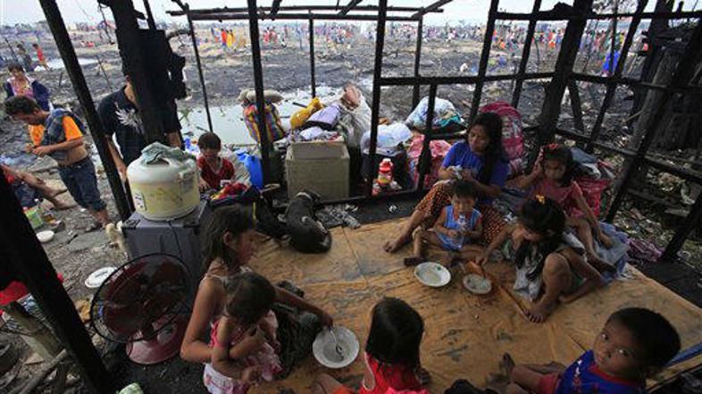 Člani družine Villamor ne želijo zapustiti svojega pogorelega doma, ker se bojij