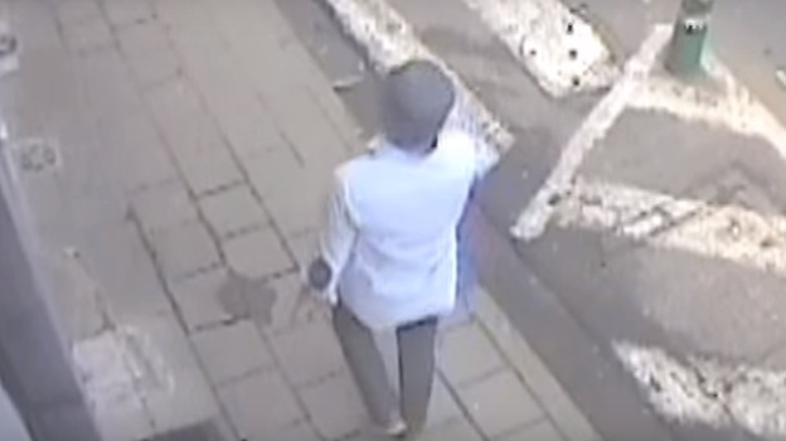 Moški z belo jakno in črnim klobukom