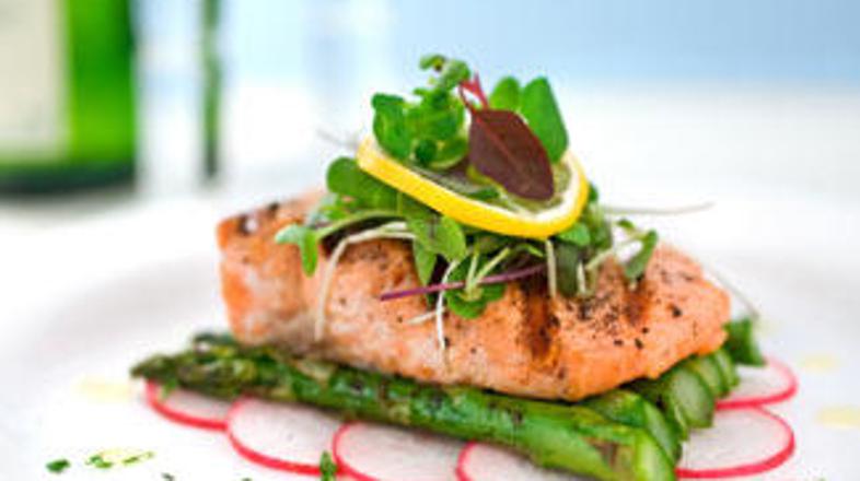 Privoščite si lososa z zelenjavo!