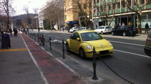 Parkiranje sredi ceste