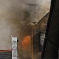 Požar je izbruhnil v zgornjih nadstropjih stavbe, od koder se je razširil na str