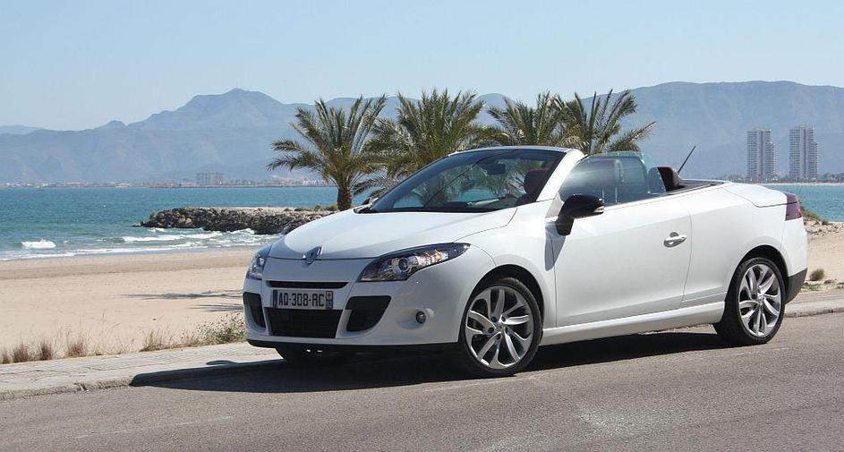 Maska, odbijači in pokrov motorja nakazujejo na sorodstveno vez z družino Mégane