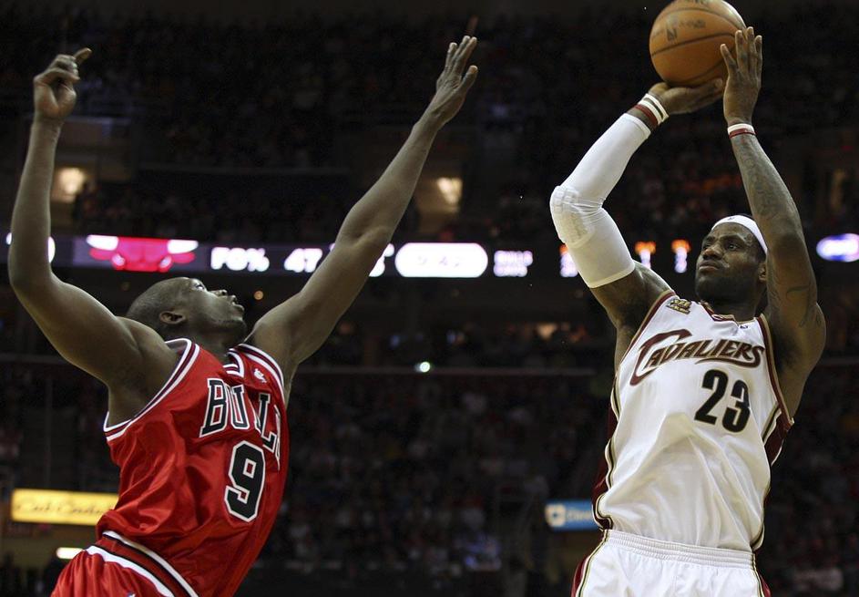 NBA končnica LeBron James Luol Deng Cavaliers Bulls