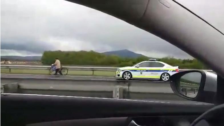 Kolesarka na avtocesti