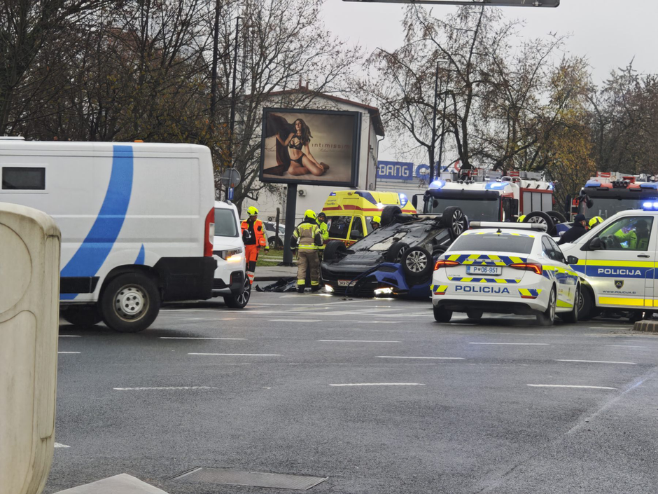 Prometna nesreča, izvoz Jarše, avto na strehi | Avtor: Žurnal24 