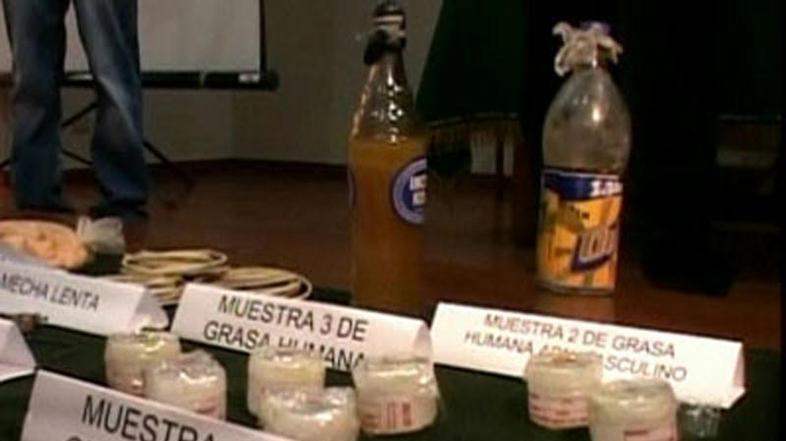 Človeška maščoba, so kriminalisti napisali na kartone pred stekelnicama. (Foto: 