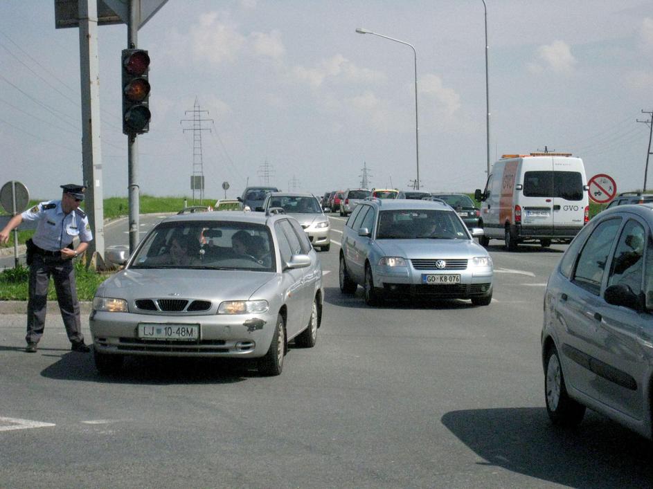 Policisti poskušajo v bližini kranjske vojašnice prepričati ruskega državljana, 