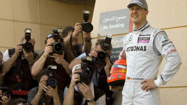 Četrtek v Bahrajnu: vsi fotorepoterji obkrožajo Schumacherja. (Foto: Reuters)