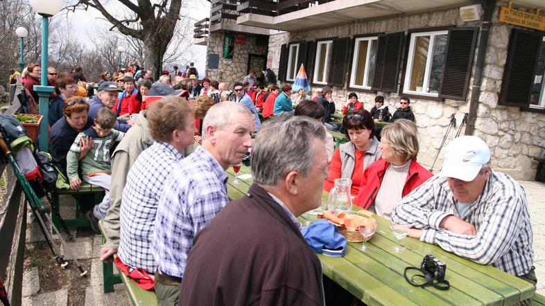 Da smo turizem ljudje, kaže tudi sobotna gneča na sevniški Lisci.