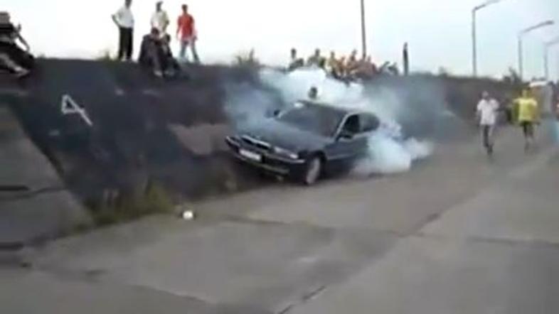 Ponesrečen burnout frajerja v BMW-ju