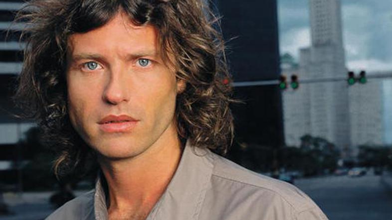 Cattaneo veliko časa preživi na letalu.