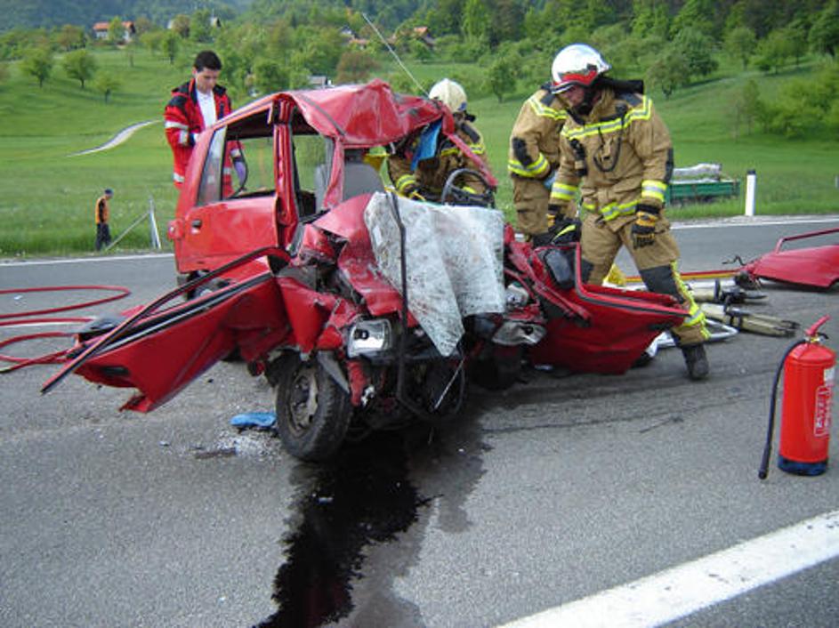 Voznik osebnega vozila se je čelno zaletel v tovornjak.