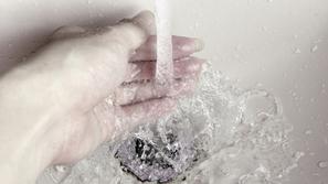 razno 06.03.14. voda, umivalnik, umivanje, foto: shutterstock