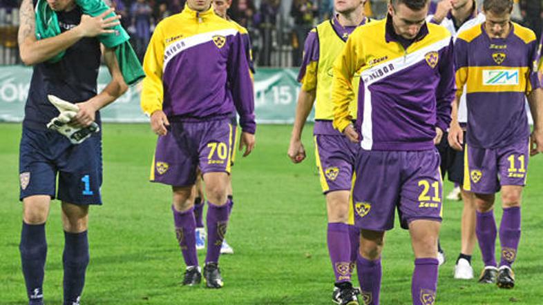 Mariborski nogometaši so igrišče tudi na Češkem zapuščali sklonjenih glav.