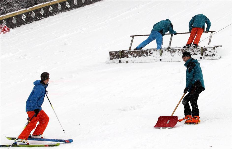 Bischofshofen delavci lopate sneženje čiščenje skakalnica