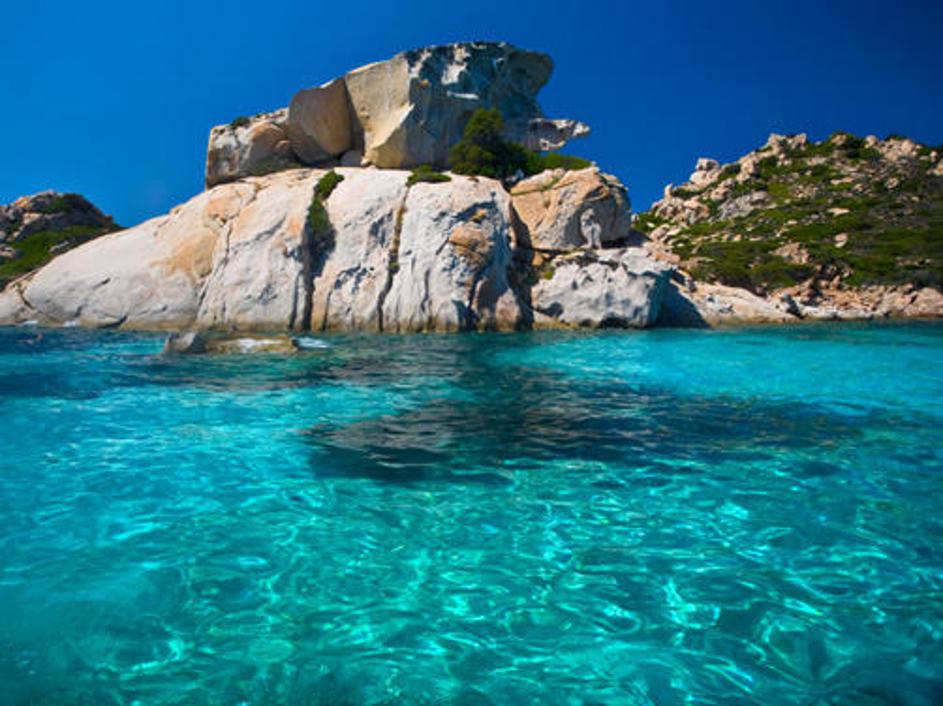 Maddalena vas čaka med Korziko in Sardinijo.