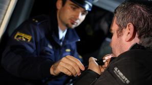 Na anketno vprašanje "Ali policisti postopke po vašem izvajajo po črki zakona?" 