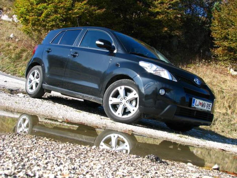 Terenski videz urban cruiserja pritegne marsikateri pogled, avtomobil dobro skri