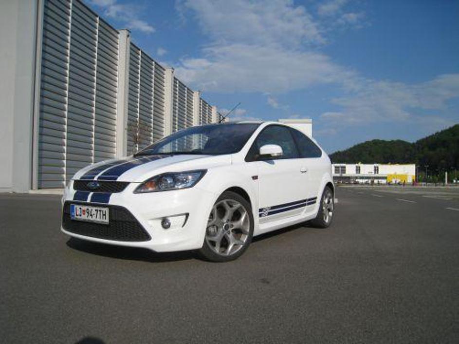 Novosti pri zunanjosti focusa ST obsegajo nova svetila, pokrov motorja in odbija