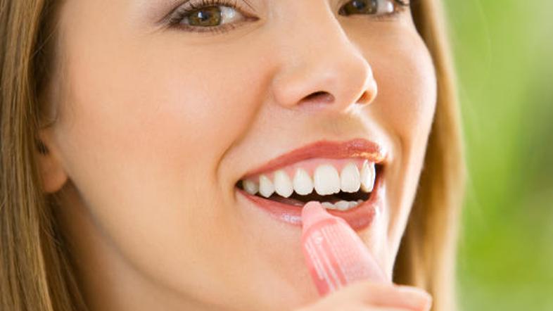 Mazilo se lahko namaže tudi pod šminko.