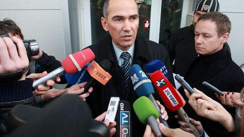 Finski preiskovalci so Janšo zaslišali v četrtek.