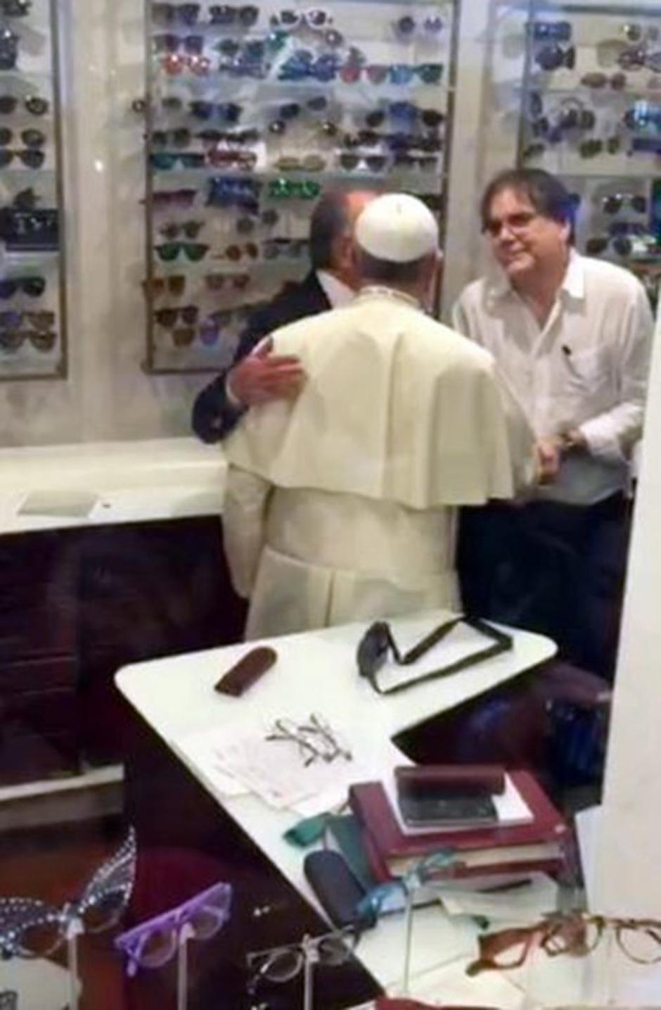 Papež pri optiku | Avtor: EPA