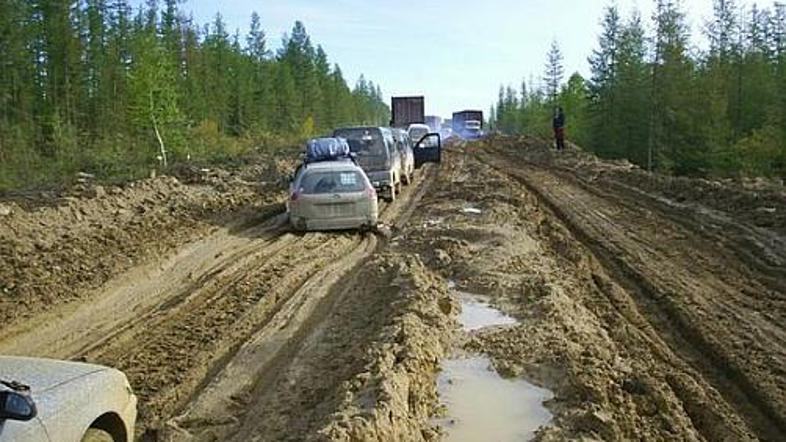 Romanje v Jakutsk ... Najbolj blatna cesta na svetu? A v blatu ljudje vsaj ne um