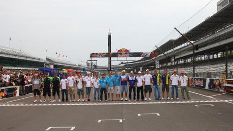 V četrtek so motociklisti sloviti Brickyard spoznavali peš in s kolesom.