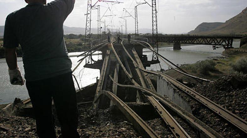 Uničena glavna želežniška povezava med vzhodom in zahodom Gruzije. Ruska stran j