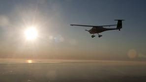 Lenarčič s svojim letalom na testnem letu v bližini Ajdovščine.