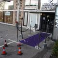 Bomba, ki so jo odvrgli pred klubom Million Club, je poškodovala osem ljudi, od 