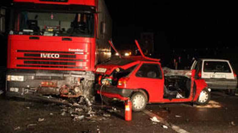 20-letnica je pri prehitevanju v nepreglednem ovinku čelno trčila v tovorno vozi