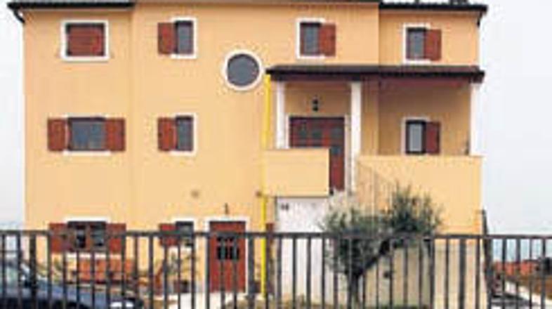 Do hiše s prekrasnim pogledom na Tržaški zaliv na vrhu Semedele vodi novoasfalti