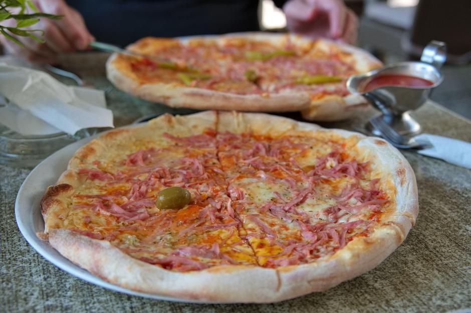 pica na mizi v restavraciji | Avtor: Profimedia