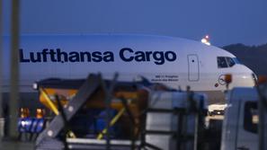 Letalo, ki je prepeljalo posmrtne ostanke