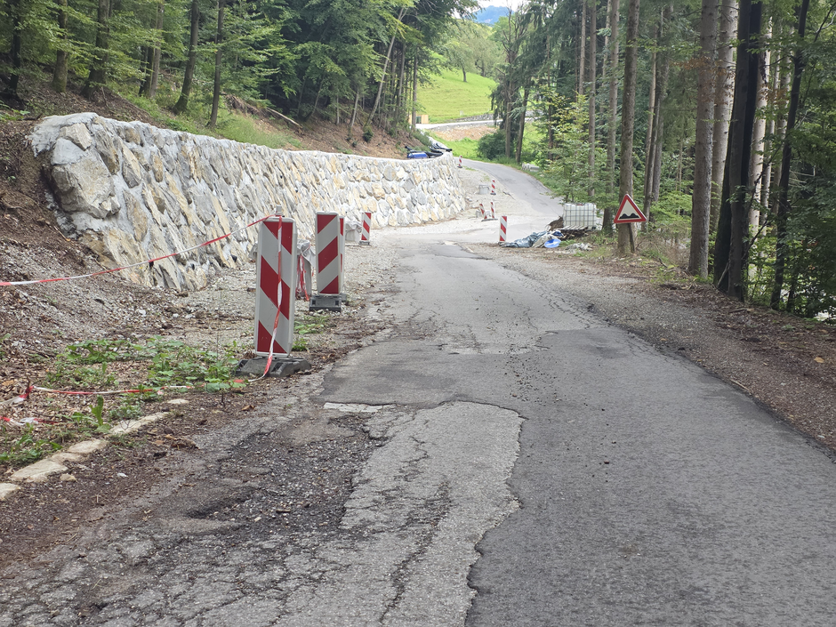 cesta uničena cesta uničeno cestišče poškodovana cesta Jazne | Avtor: Bralec