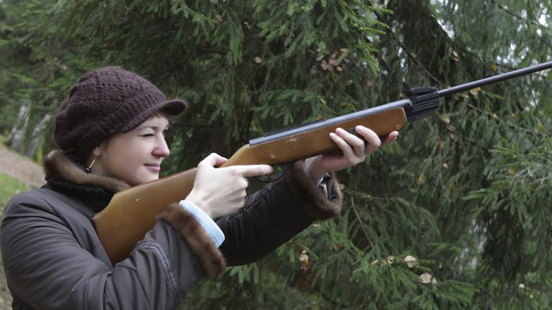 Za zračno puško s hitrostjo izstrelka na ustju cevi 200 m/s bo po novem potreben