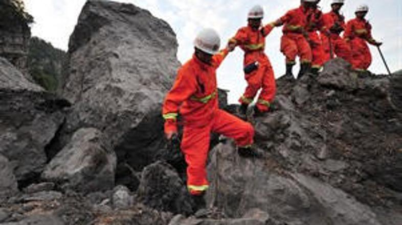 Več sto kitajskih reševalcev preiskuje plaz, ki je zasul okoli osemdeset ljudi.