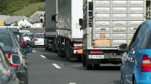 Kolona je bila v smeri juga dolga od 30 do 35 kilometrov, potniki pa so morali v