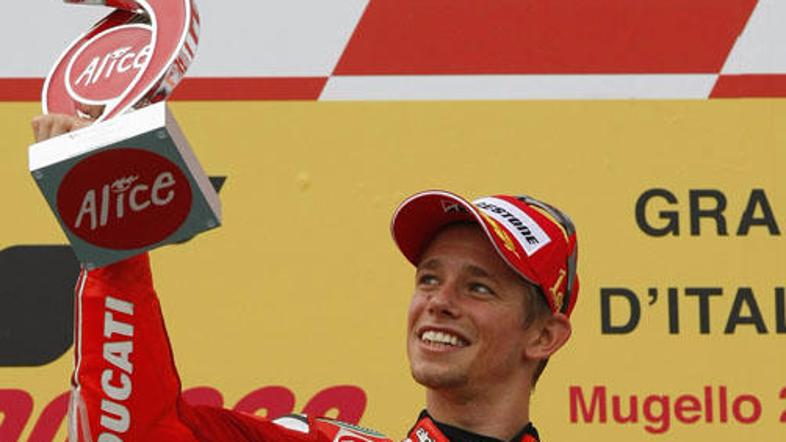 Casey Stoner se je najbolje znašel v težkih pogojih in z zmago prevzel vodstvo v