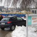 Kjer je kup kamenja na gradbišču Šmihelske ceste, bo stala parkirna hiša. (Foto: