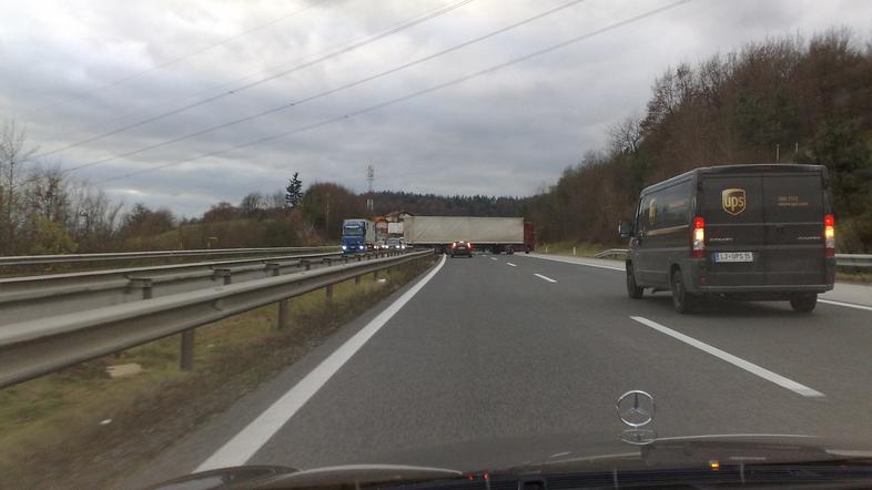 Izjemno nevarno početje voznika tovornjaka. (Foto: naš bralec)