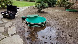 Čiščenje greznice.