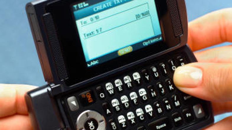 Sodnik svetuje: Nerodna sporočila raje pošiljajte s svojega telefona. 