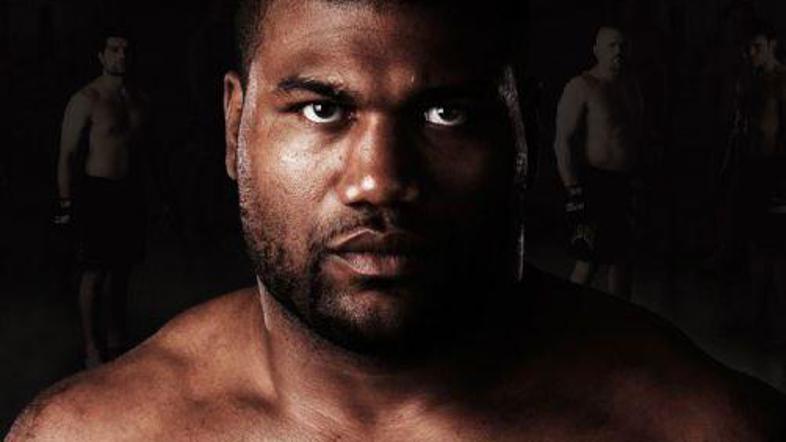 Rampage Jackson je kar pred televizijskimi kamerami otipaval novinarko.