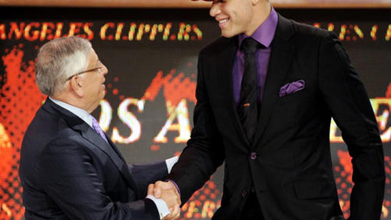 Blake Griffin in komisar lige David Stern, ki je kot prvi čestital mladeniču.