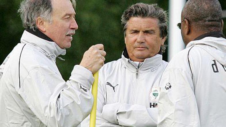 Francoz Gerard Gili (na sliki skrajno levo) bo vodil Slonokoščeno obalo na afriš